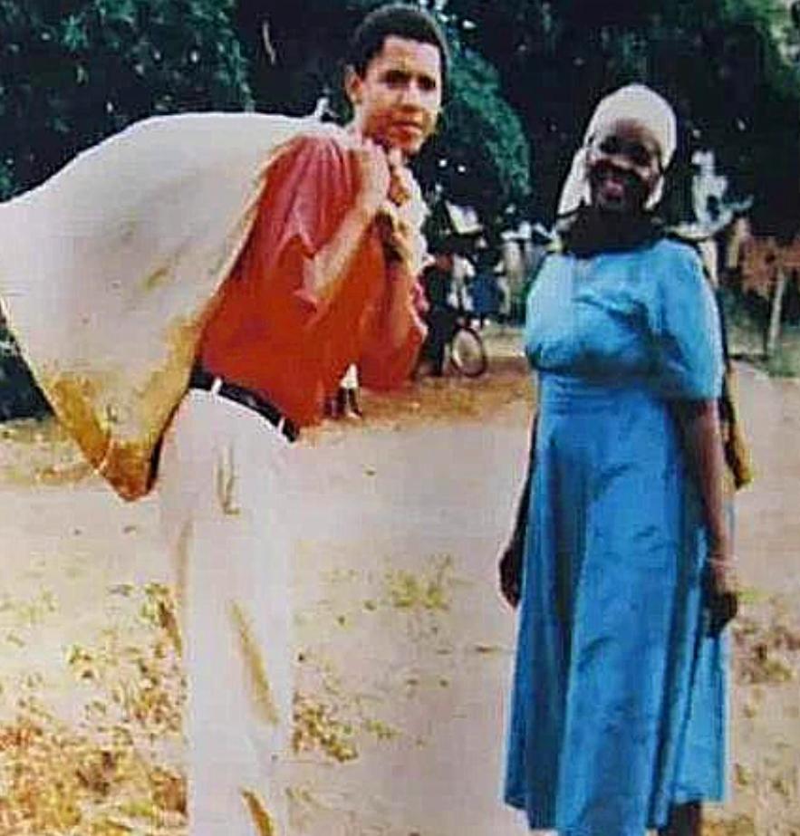 奥巴马第一次回非洲老家，帮着祖母扛大米，和兄弟们在村头喝酒