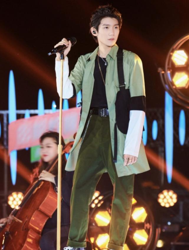 王源年轻的时候,王源小时候和现在对比变了又没变