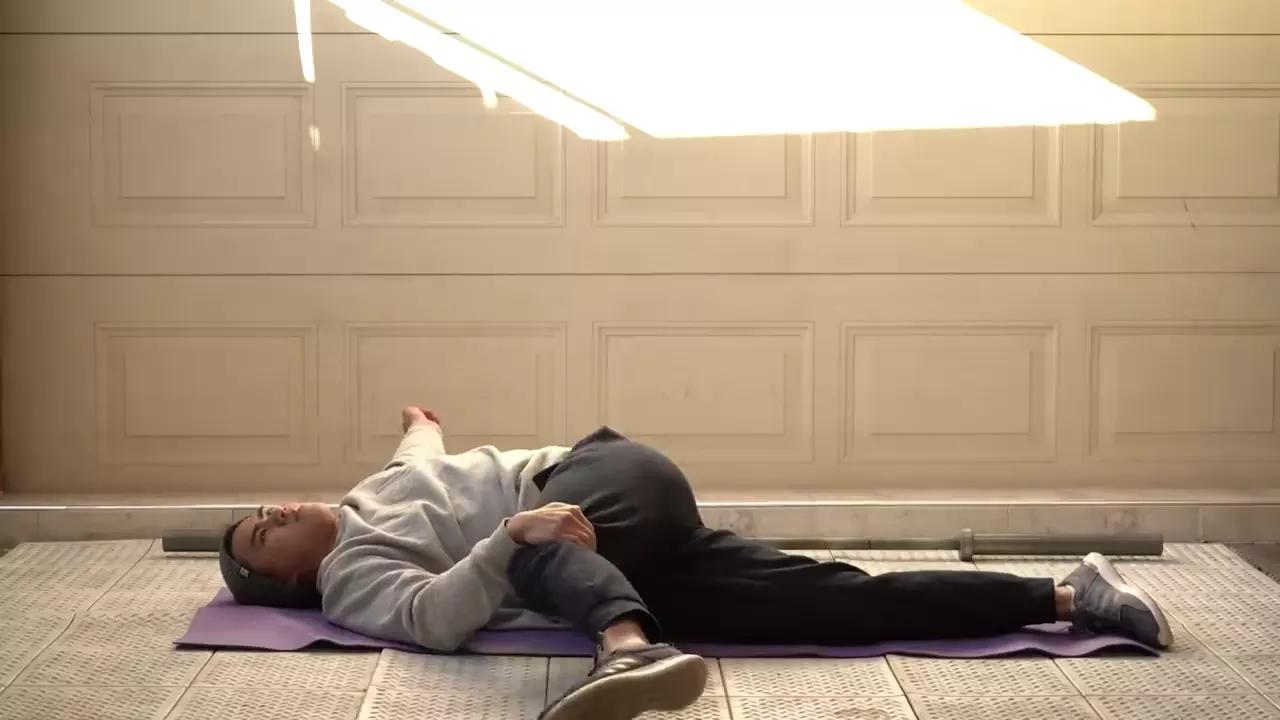 什么动作拉伸腰部,拉伸过程中腰部僵硬