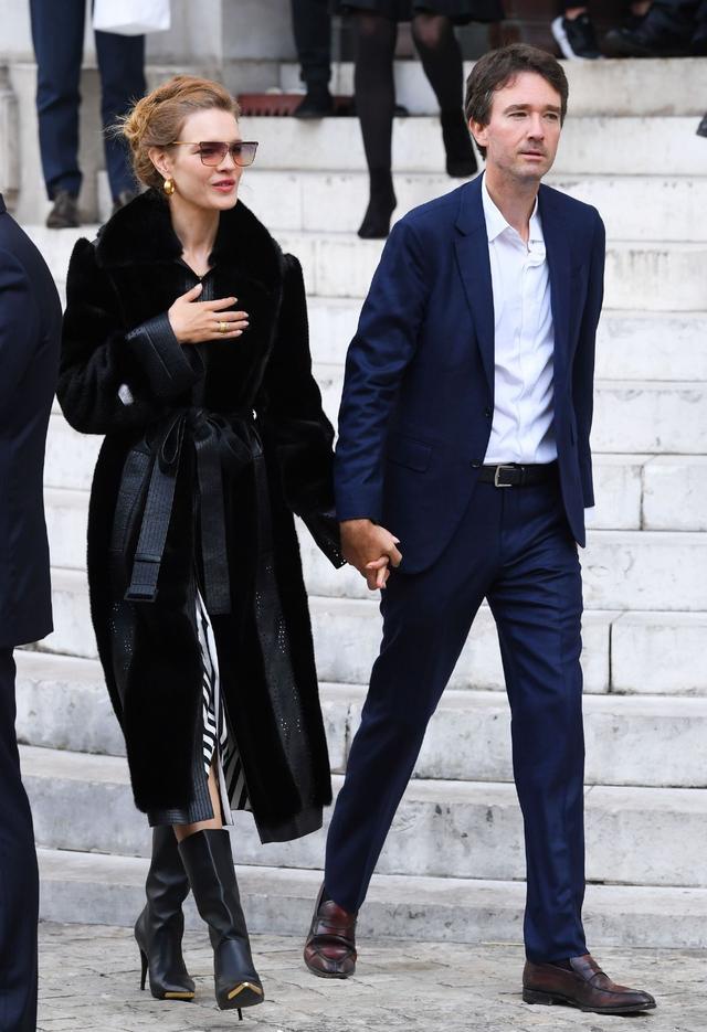 LV太子妃携老公看秀，生5个孩子依旧是超模身材，黄蜂腰引人注目