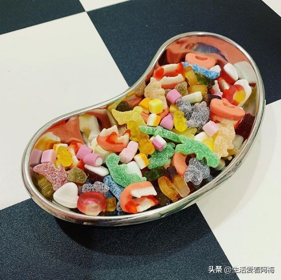 她开了间超市，卖的东西却全是假的，9000件商品，竟被一抢而空