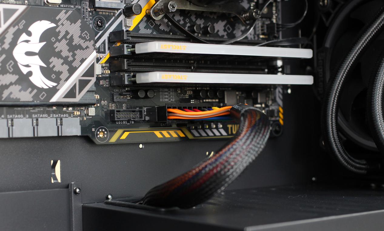 显卡竖装散热最好的机箱,主板和显卡竖装的机箱