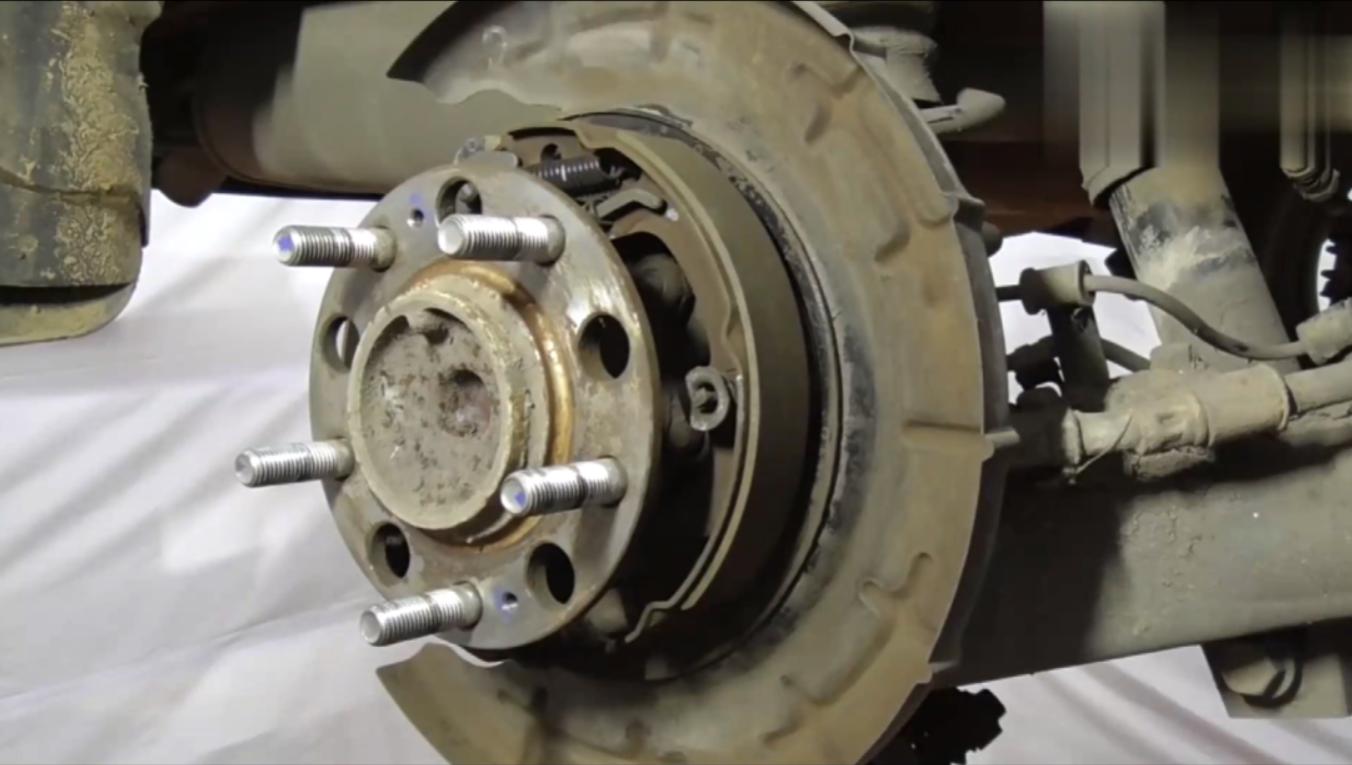 忘记松手刹对车的影响,忘记松手刹开了几十米有什么影响