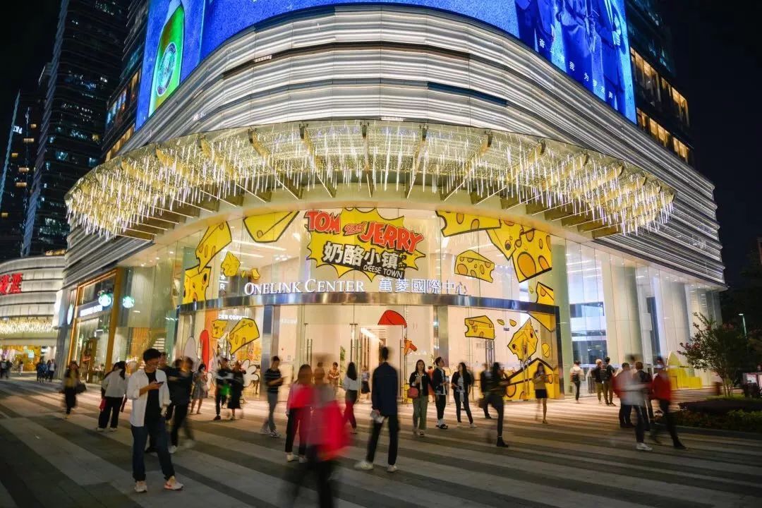 美已经不够了,今年的圣诞美陈必须“玩”起来