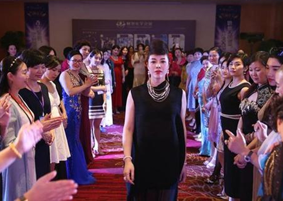 露脐染发星二代就是名媛？上过旺夫形象课吗？真正的名媛什么样