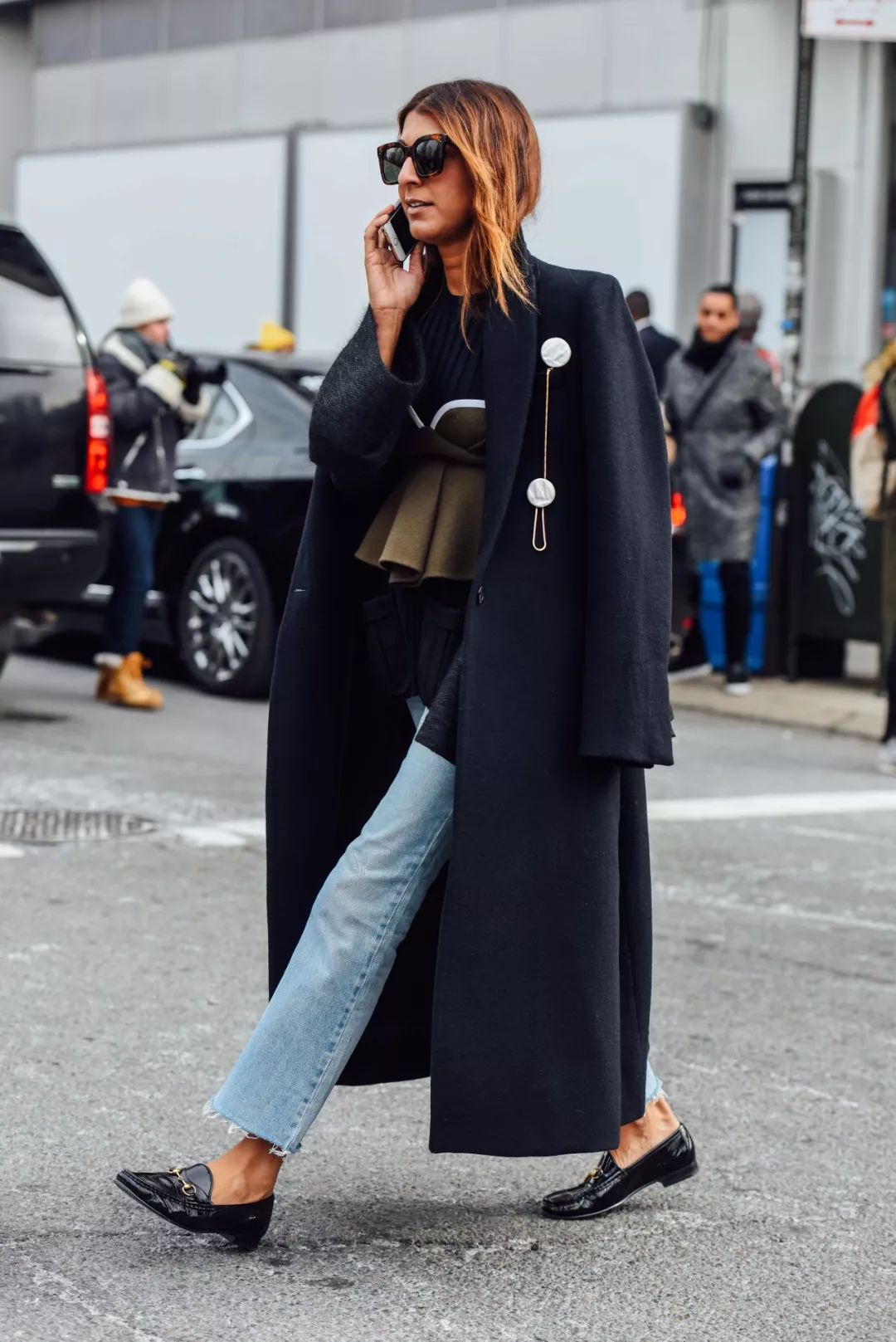 牛仔裤小白鞋这样穿最管用,牛仔裤除了小白鞋还能配什么鞋