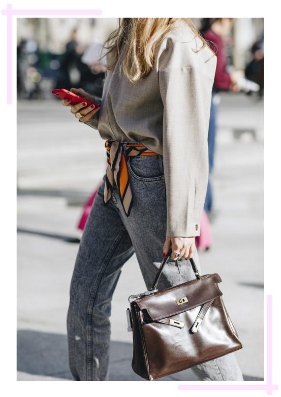 丝巾有哪些时髦又高级的搭配,简单丝巾穿出高级感