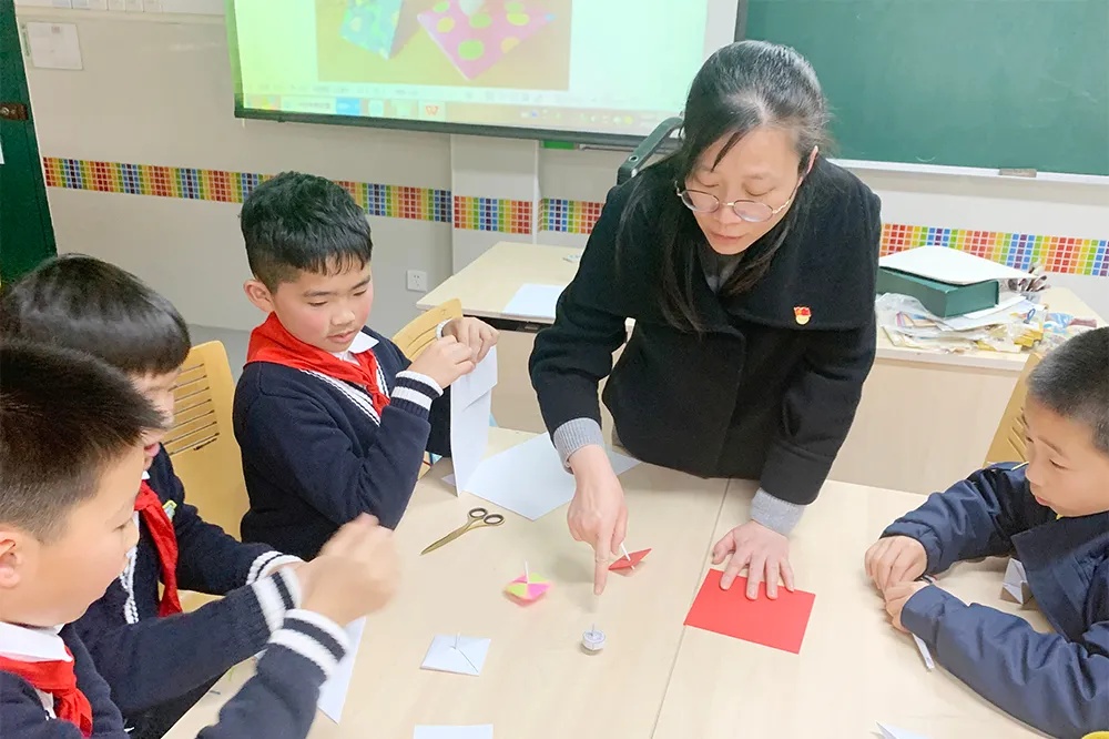 宝山这所学校“延时更延爱”的举动让“课后三点半”不再是问题！