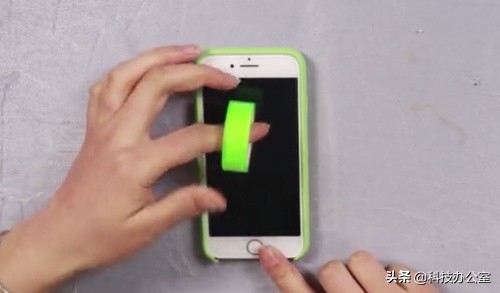 手机屏幕脏了怎么擦才能擦干净,手机屏幕脏了用什么擦才能干净