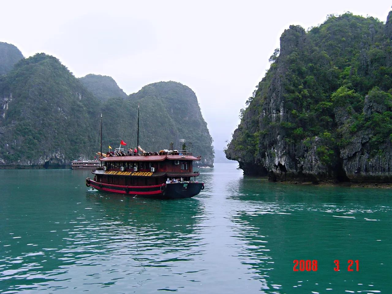 和欧美游客同船参加下龙湾一日游