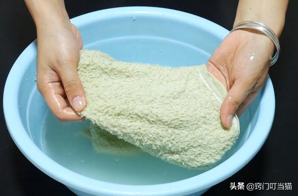毛巾用久了油腻发黄有异味？教你清洁妙招，洗完焕然一新，没异味