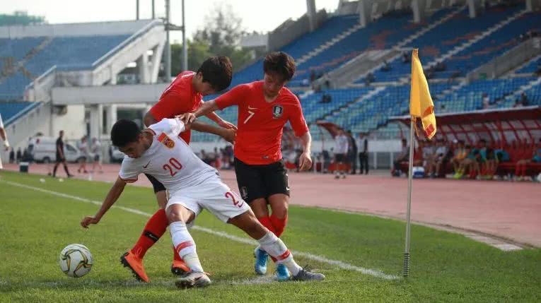 能赖孩子吗?挪威19岁小将已成欧冠最佳射手!国青小将还颠不好球