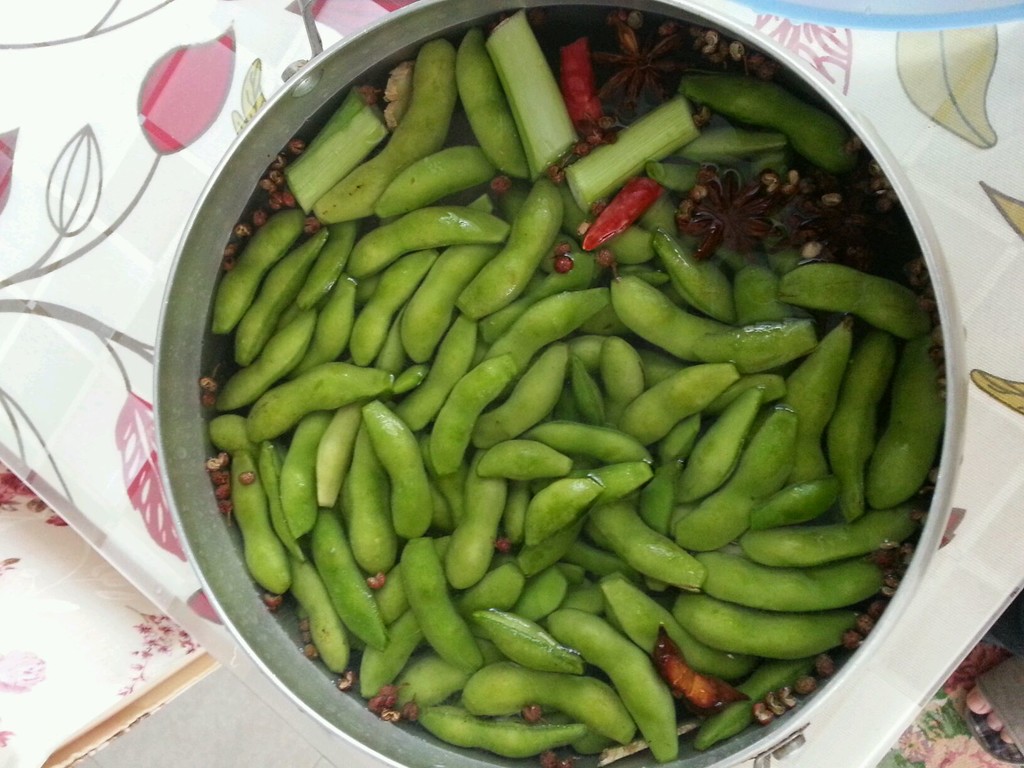 带壳的毛豆怎么煮好吃又入味,盐水毛豆怎样都保持碧绿