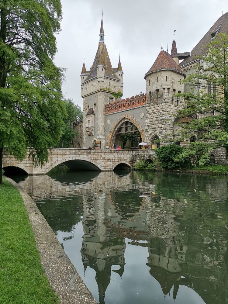 匈牙利的首都,当年陈强曾到此,两个儿子取名“布达”“佩斯”