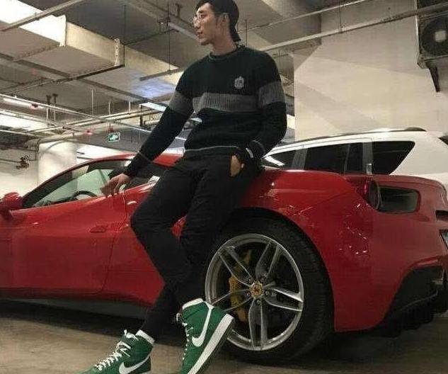 女排“颜值王”开法拉利回校,遭人吐槽炫富?副驾却不是未婚夫