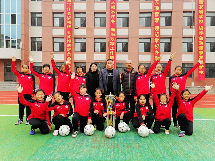 小学足球家长们助威,足球小将家长场边加油