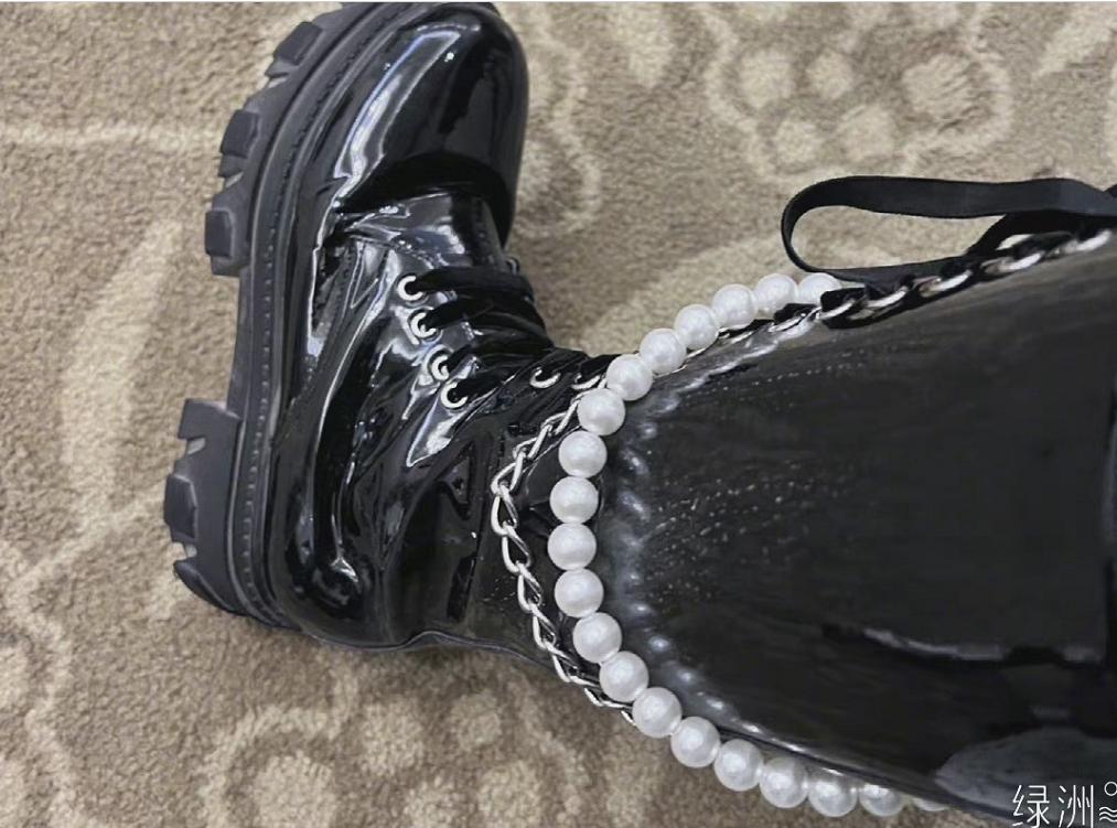 关晓彤穿的鞋子和袜子,关晓彤红袜子