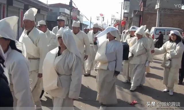 下葬的风俗习惯注意事项,骨灰拿回老家下葬有什么讲究