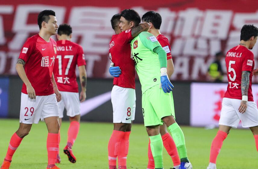 卡纳瓦罗看曾诚金英权相撞,卡纳瓦罗看曾诚受伤