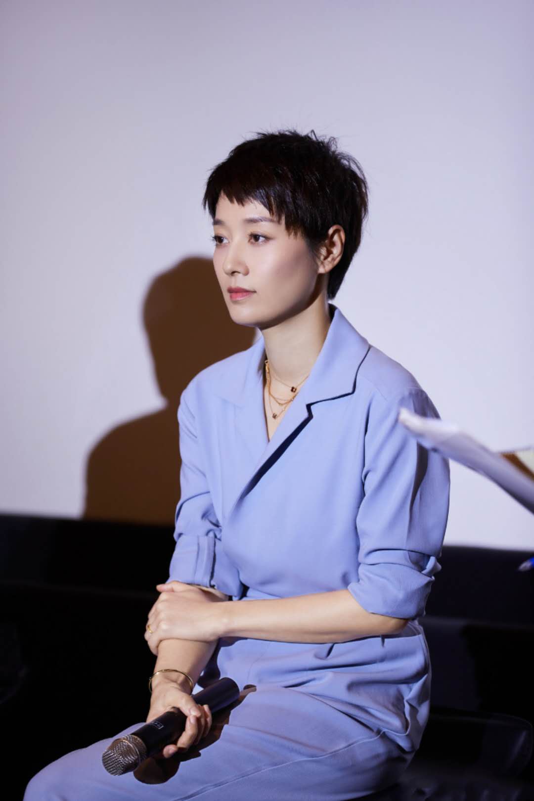 马伊琍穿小白鞋的照片,马伊琍白帽子