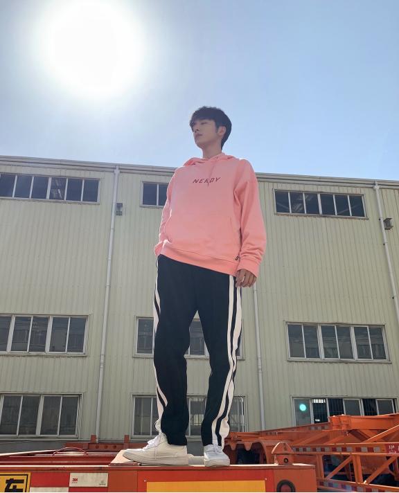 张新成穿搭教程,张新成回廊亭穿衣搭配粉色