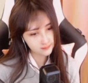 女主播整容后开播被水友骂哭！直播间公开整容原因都怪土豪？