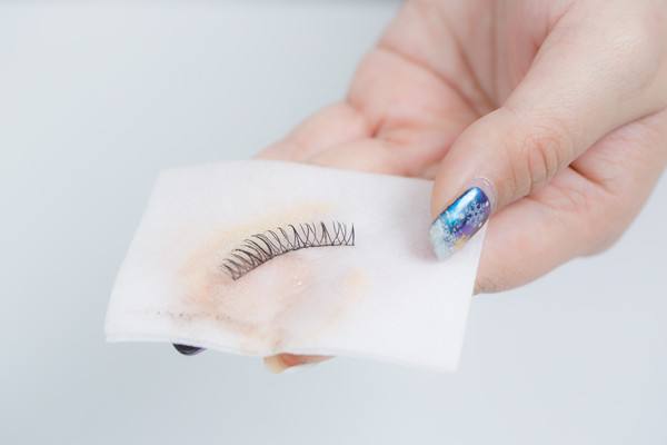 她刚粘上睫毛胶不到30分钟，整个脸都肿了！