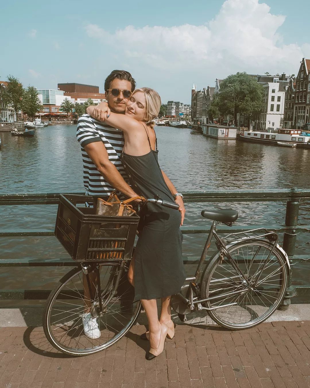 会背水桶包的人,会背奢侈品包包