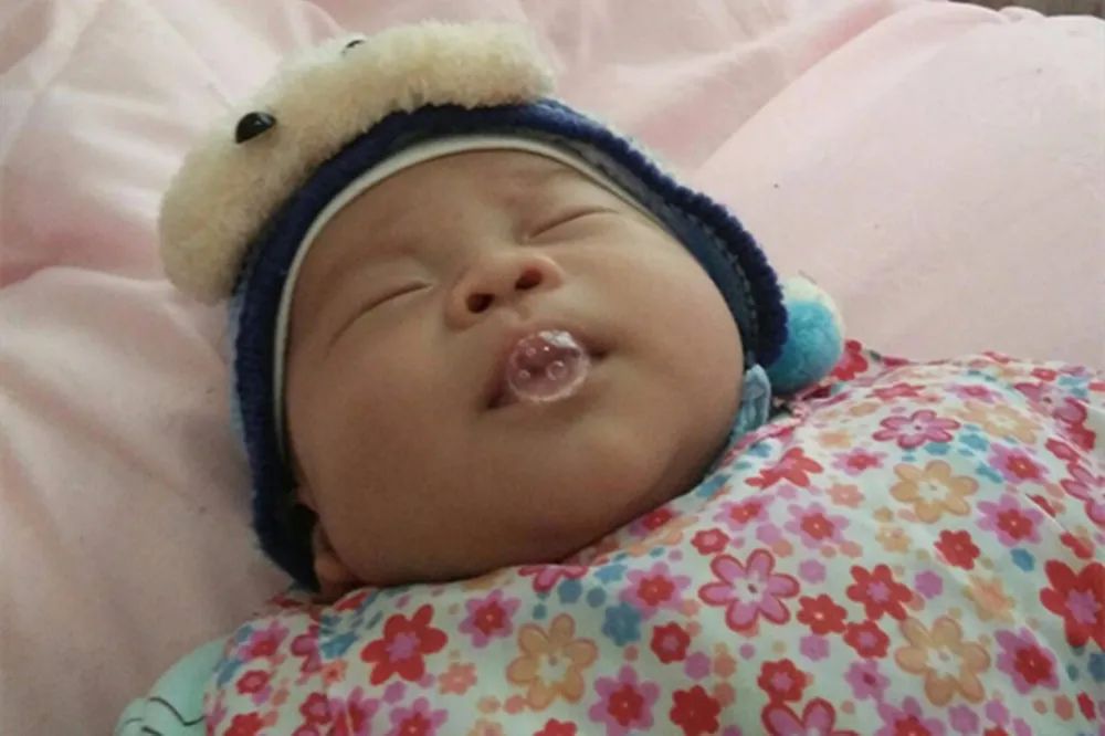 宝宝爱吐水是怎么回事,宝宝生病睡觉吐泡泡是什么原因