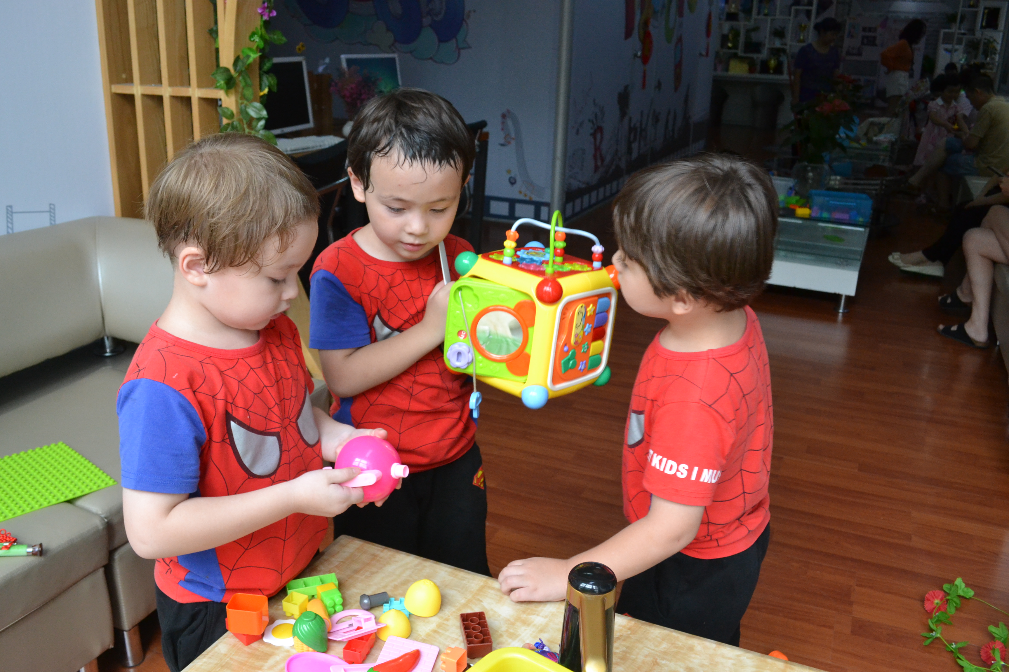 两个爸爸和双胞胎混血宝宝,两个爸爸和他们的混血儿子