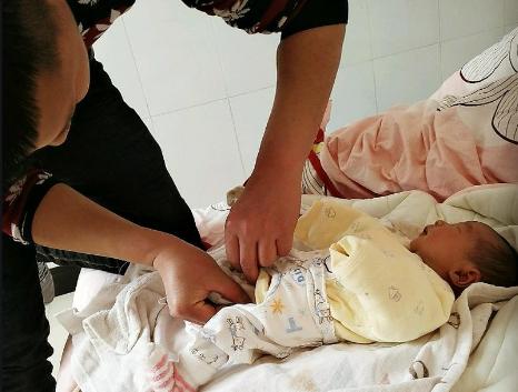 1岁半婴儿毫无征兆呕吐,1岁宝宝不明原因呕吐