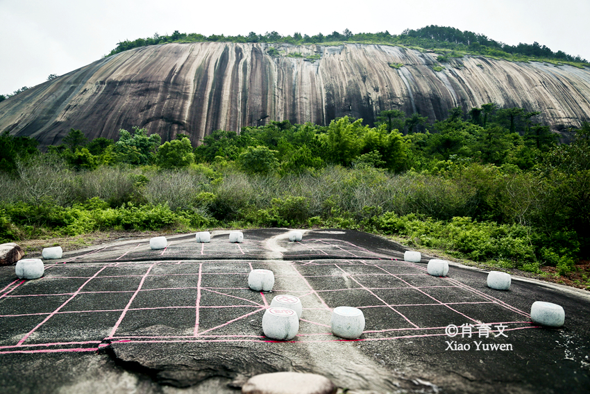 广东肇庆有块大斑石，有80个足球场大小，被誉为天下第一石