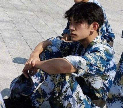 易烊千玺军训路透图片,易烊千玺军训图被晒出