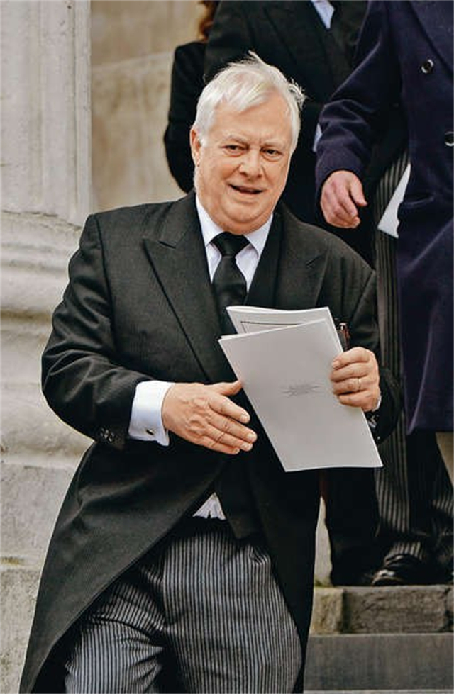 1997年香港回归场景如何？彭定康垂头丧气，一家人离港前痛哭流涕