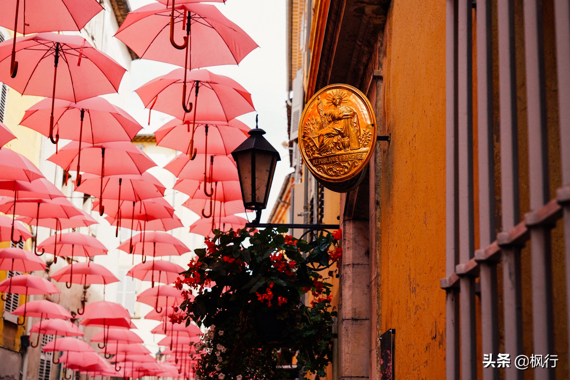 比巴黎浪漫还安全，南法海边的这几个风情小镇，好莱坞电影取景地