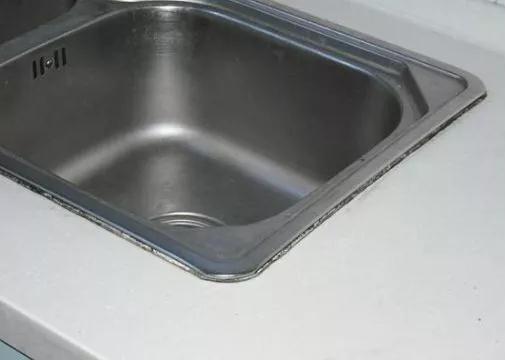 厕所的玻璃胶发霉变黑怎么清理,厨房水槽玻璃胶发霉变黑怎么办