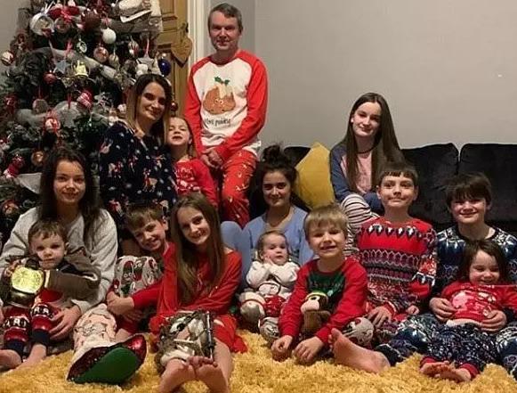 “疯狂妈妈”生孩子上瘾，30年生21个娃，网友：快够2支足球队了