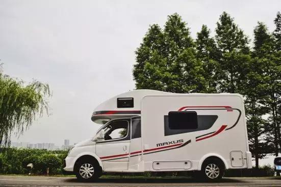 飞翔房车拉摩托,飞翔带上音乐去旅行