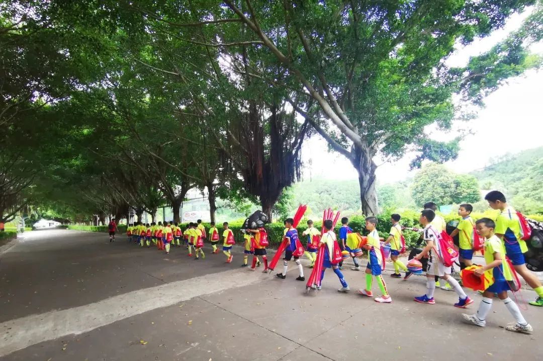 一堂有活力的足球训练课,感受一下足球带给我们的魅力