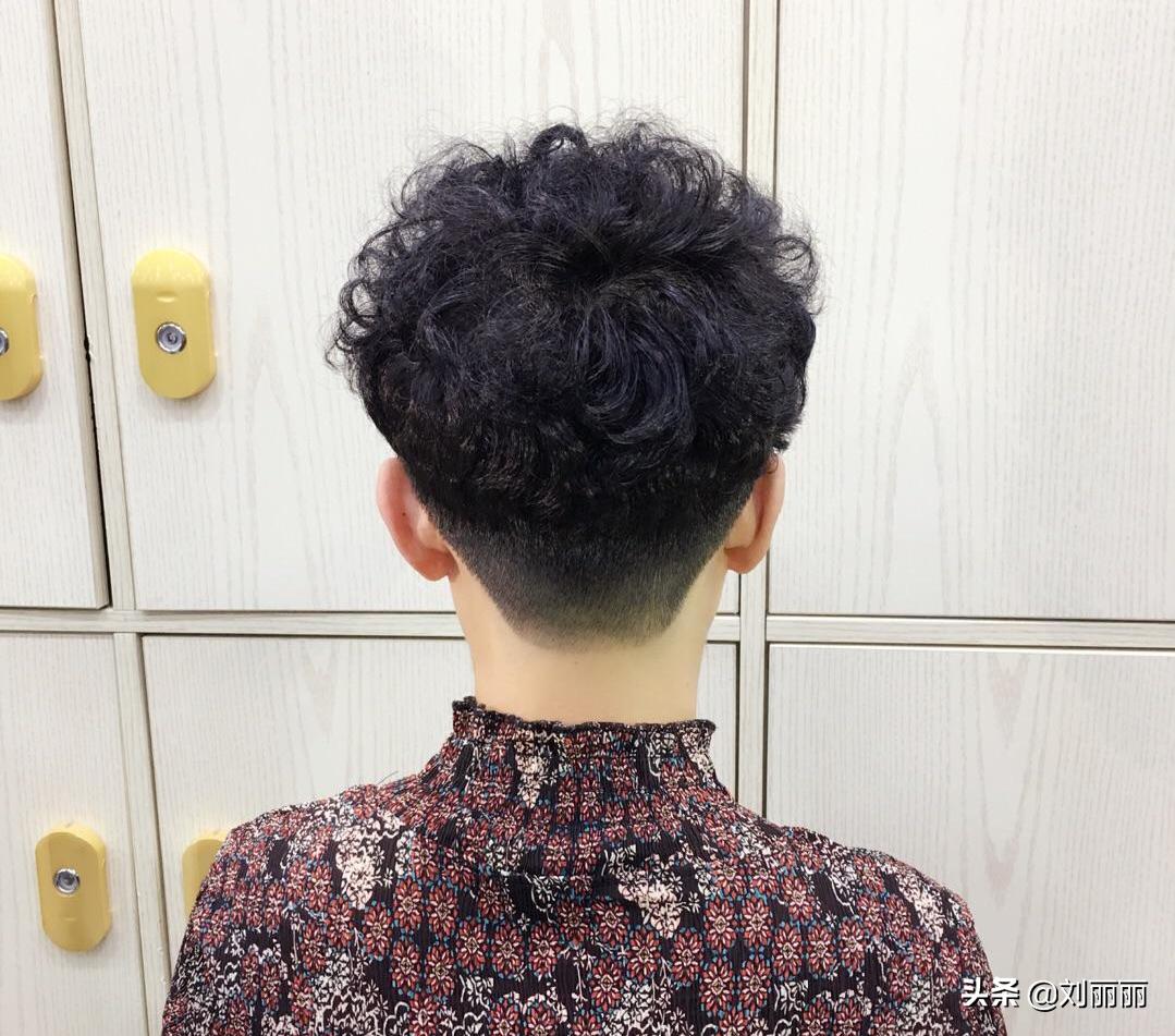 好看又时尚的发型最新款,40-50岁洋气烫发型中长发大圆脸