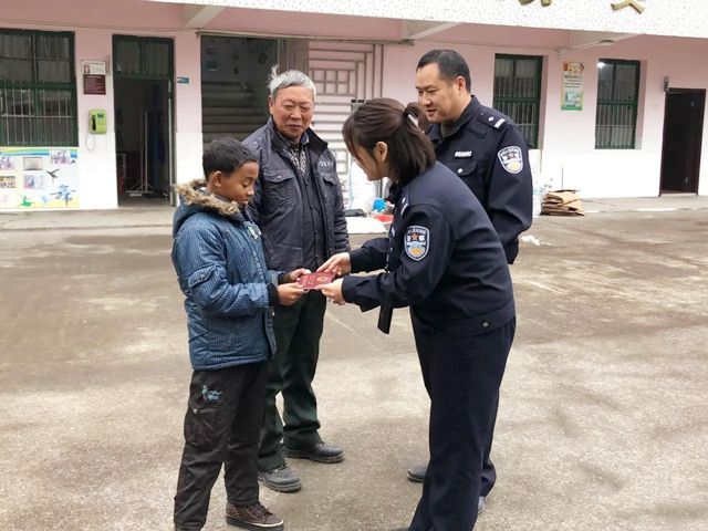 11年前，农村奶奶收留了一个黑人小孩巴比，如今怎么样了