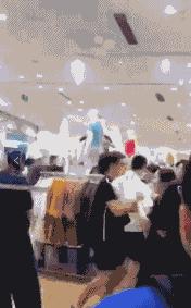 昨天,大型“丧尸”电影,在优衣库真实上演