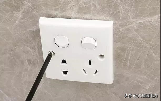 墙上插座松动怎么处理,墙上插座松动了怎么办