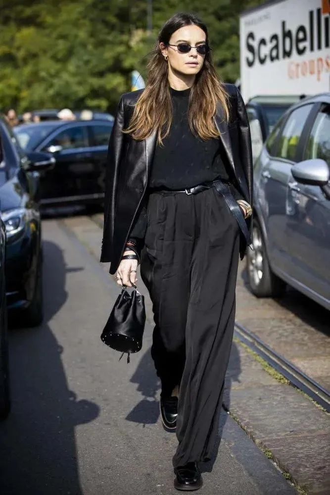 一件皮西装可以有多帅？时髦精们早已给出了答案