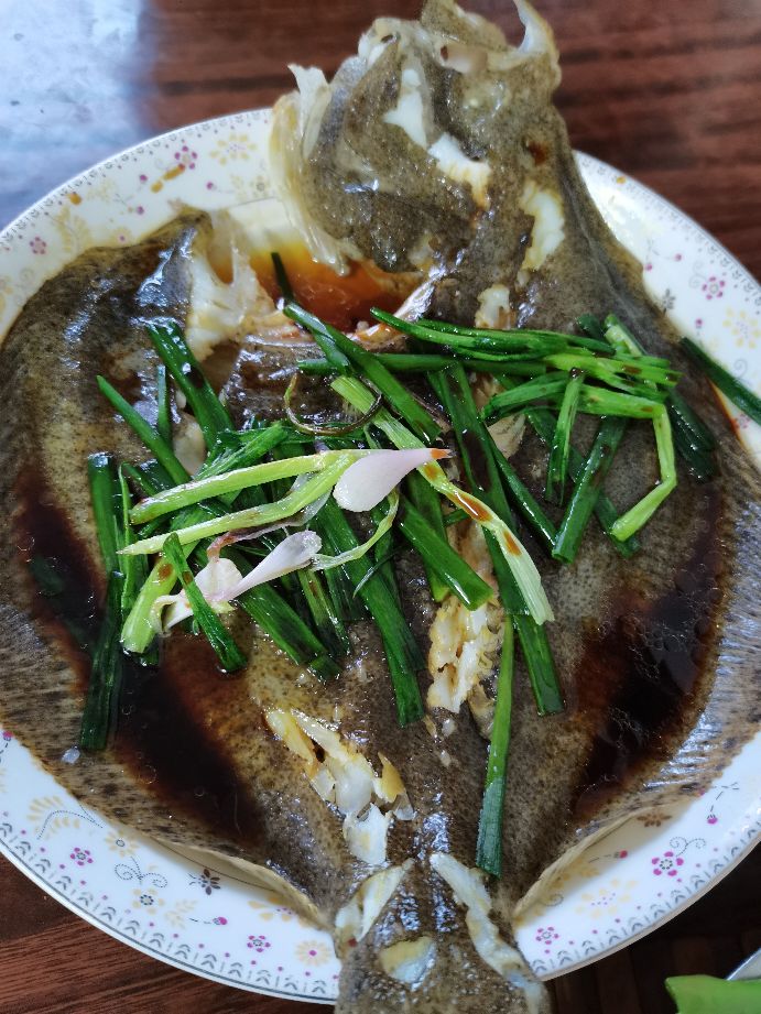 清蒸多宝鱼的正确方法,清蒸多宝鱼先放酱油还是先淋热油
