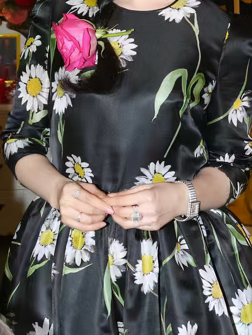 范冰冰最近出席活动照片一身西装,范冰冰一袭绿裙现身机场