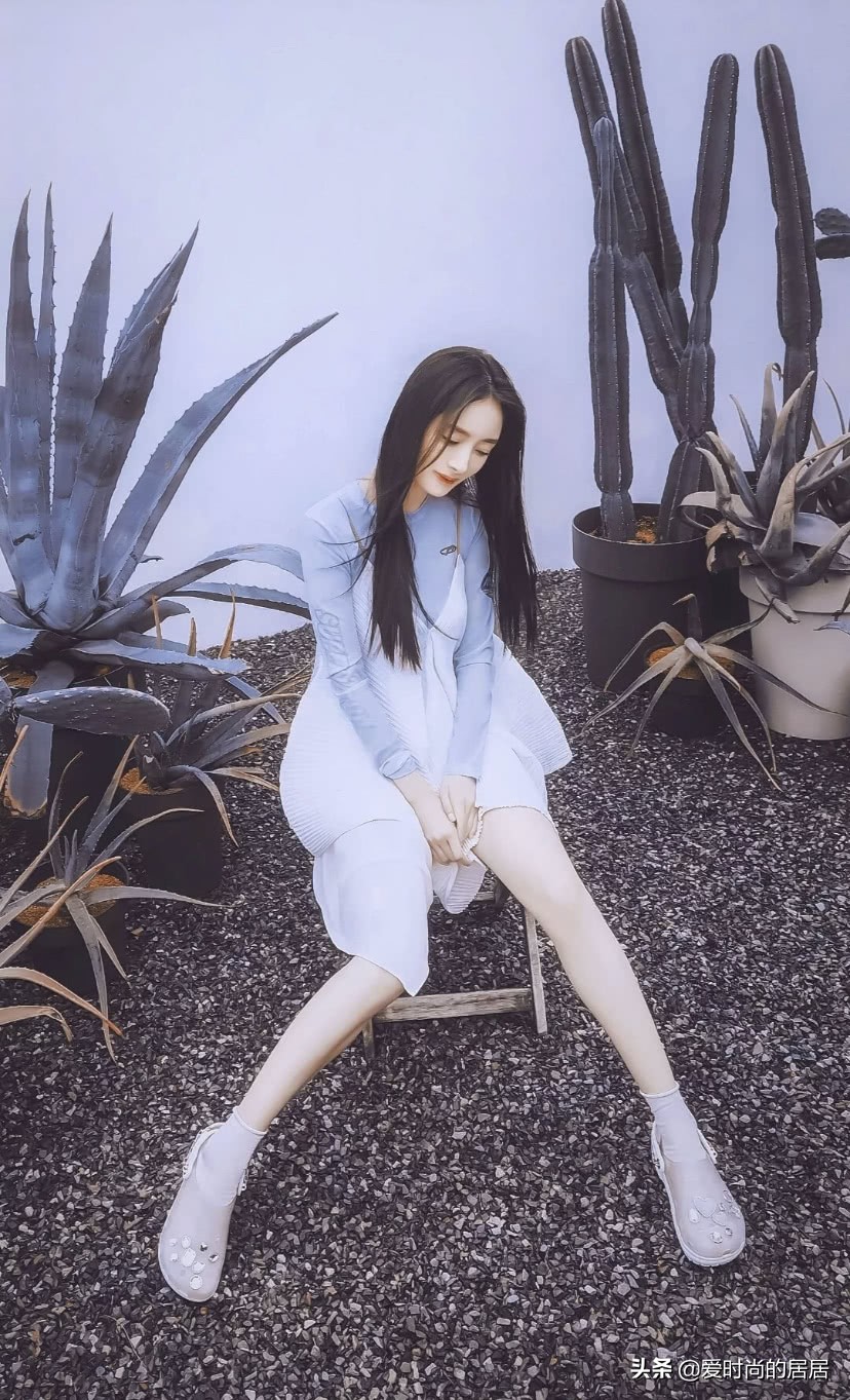 杨幂同款增高洞洞鞋最新女款,杨幂长筒袜配运动鞋超显年轻