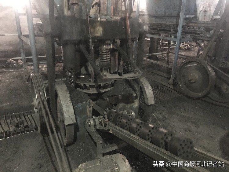 邢台新闻督查:清河县鑫圣冶金材料有限公司生产散装蜂窝煤销往附近村镇