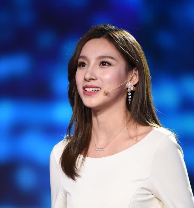 就在两天前，走秀时泳裤意外滑落的马凡舒，喜获新身份潇洒再出发