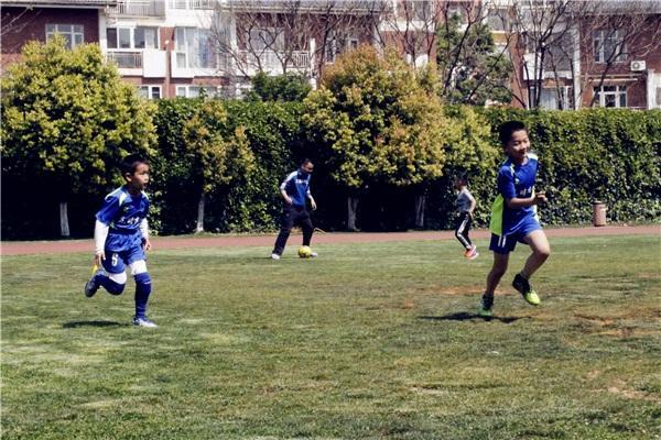 足球跑位时如何接球,足球跑位需要天赋